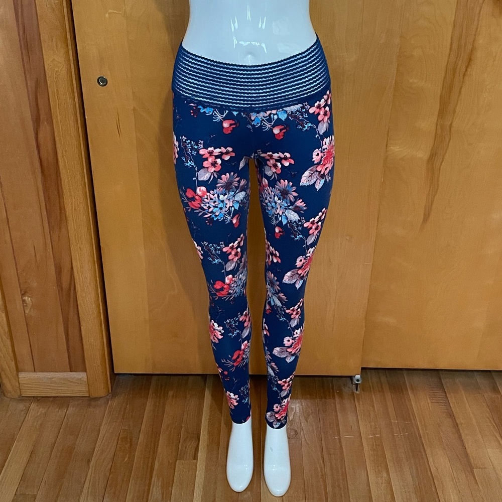 Rare Cute Booty Lounge Floral Leggings Size Medium Blue Flowers